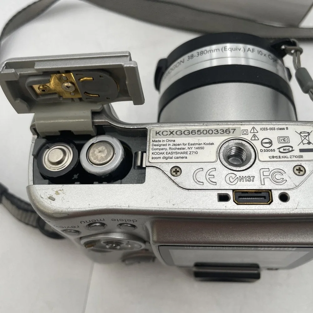 Kodak  EasyShare Z710 Digital Camera 7.1 MP 10X Zoom W/Video+Battery+Memory Card
